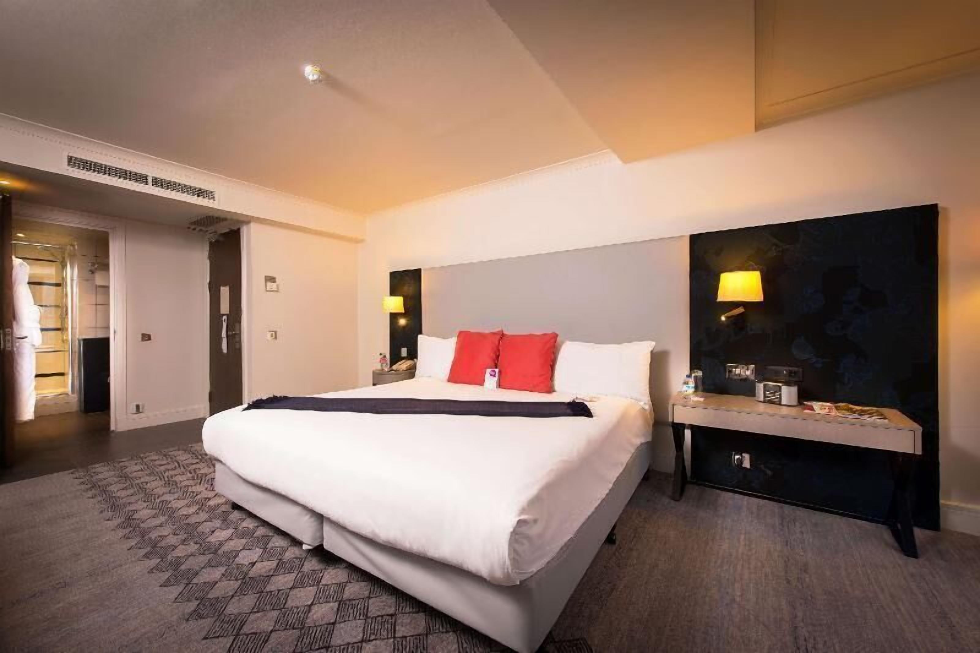 Premium bedding, in-room safe, desk, laptop workspace