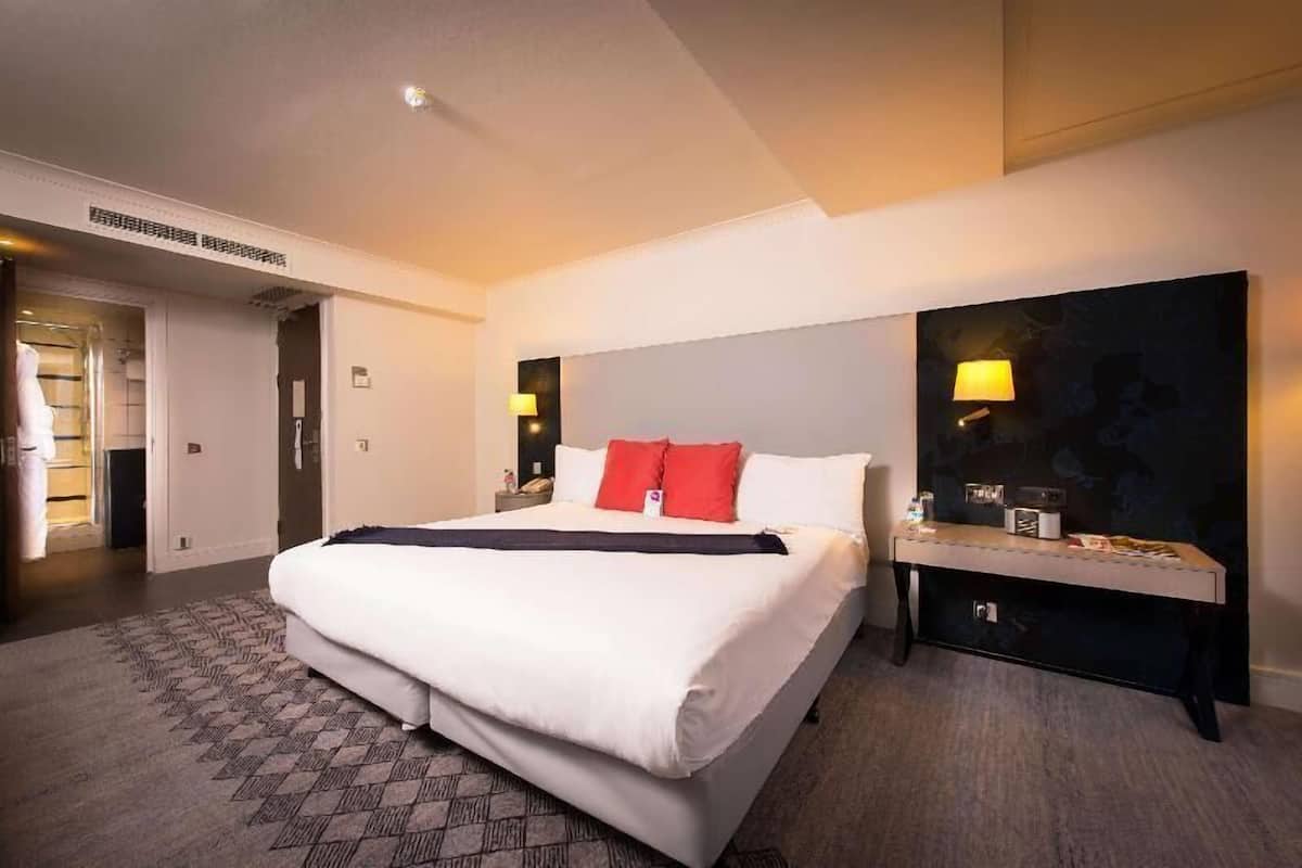 Premium bedding, in-room safe, desk, laptop workspace