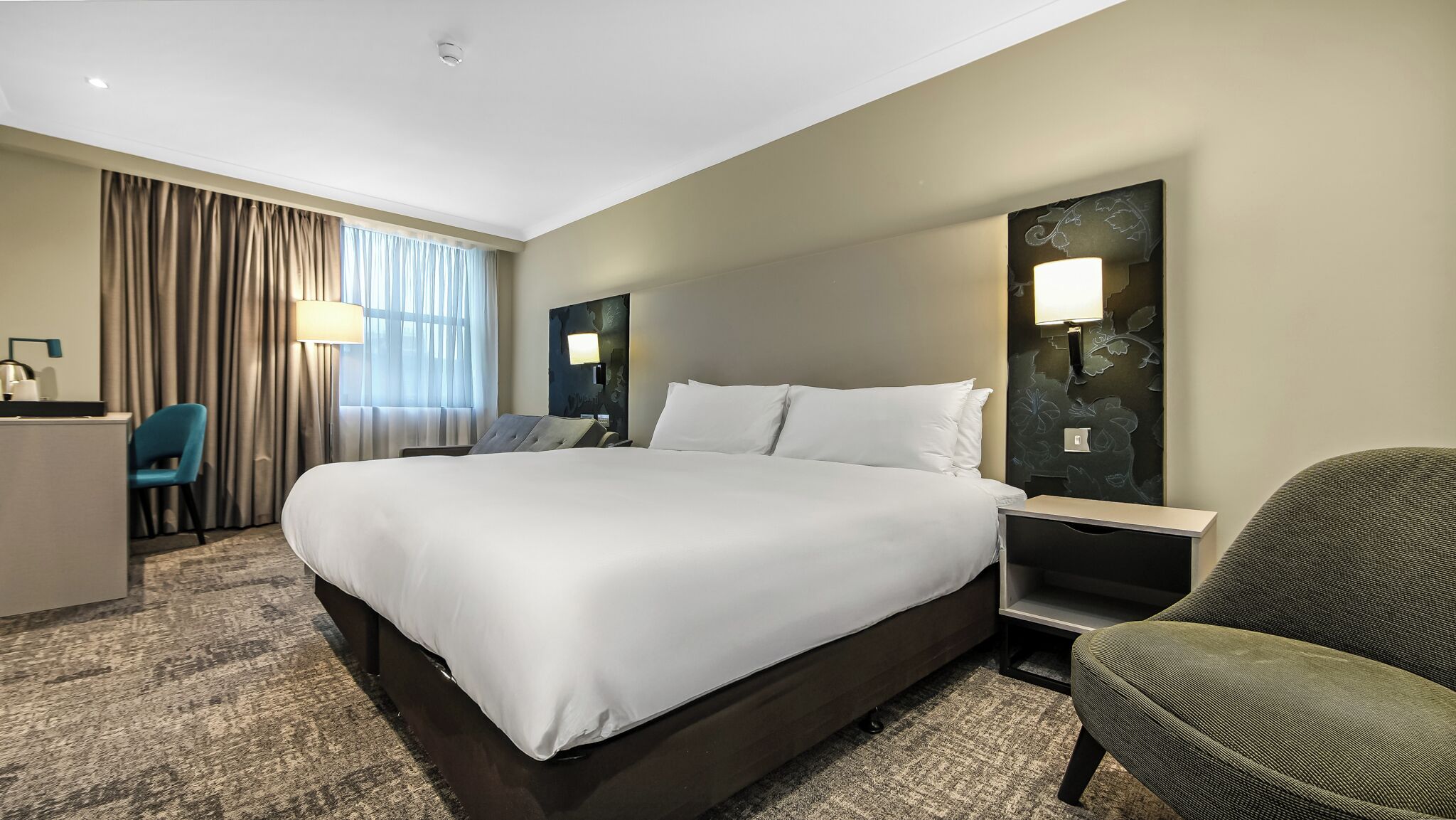 Biancheria da letto di alta qualità, cassaforte in camera, una scrivania