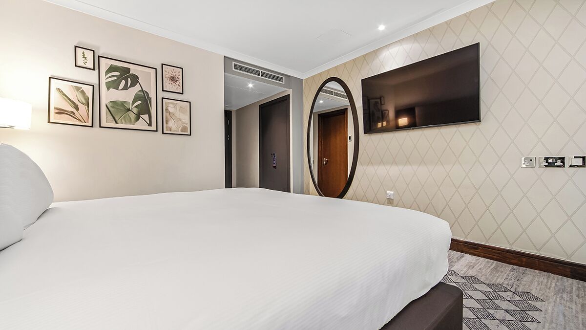 Ropa de cama de alta calidad y caja de seguridad en la habitación 
