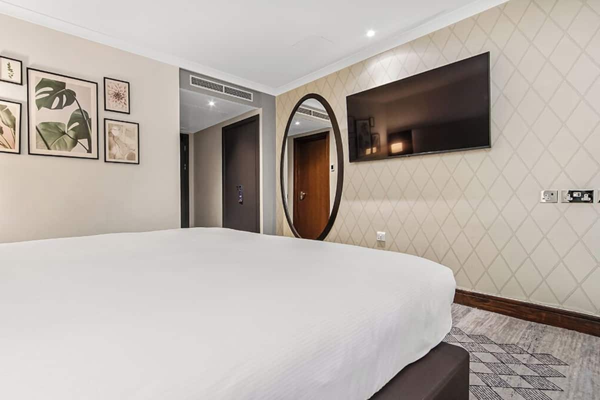 Roupas de cama premium, cofres nos quartos, escrivaninha