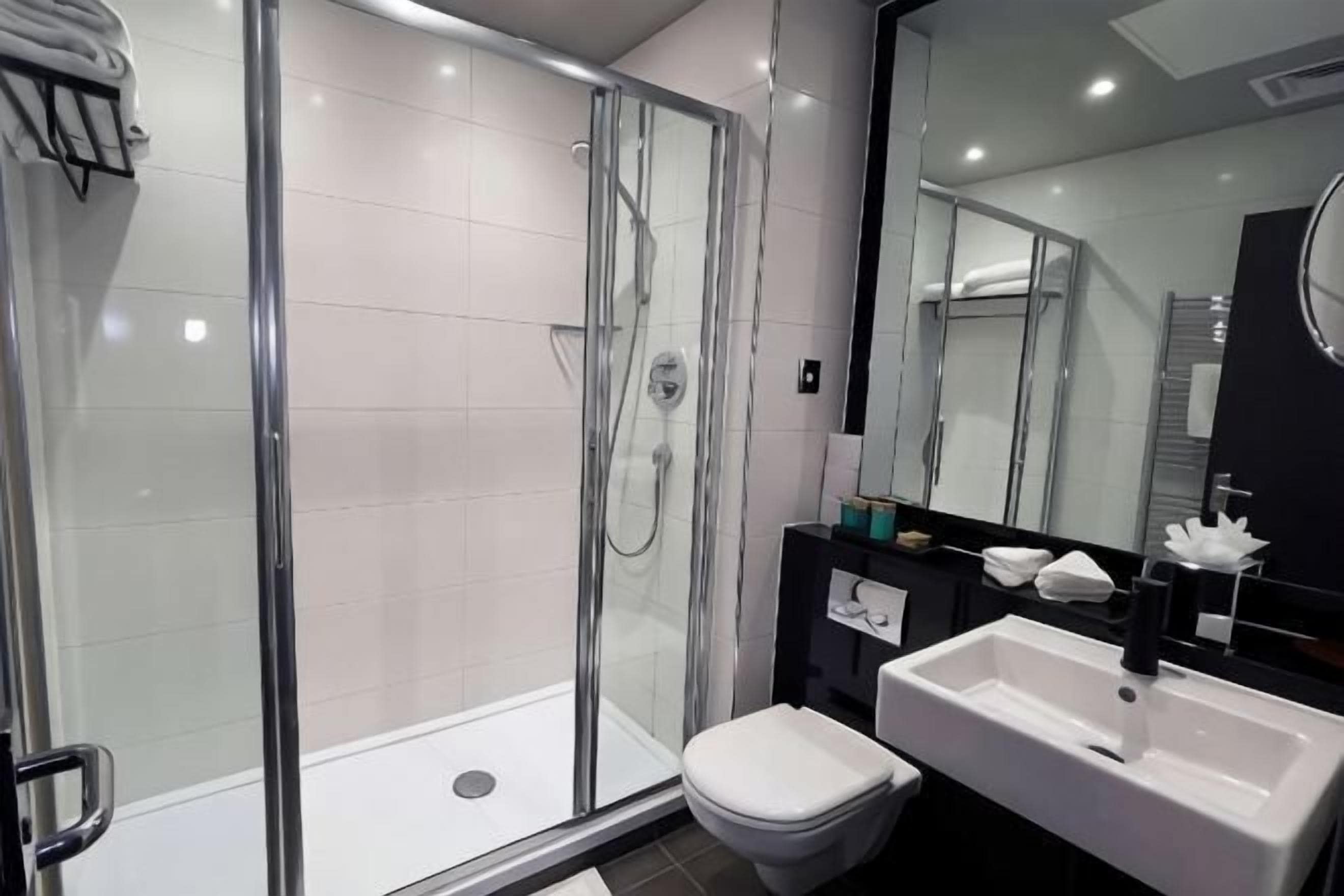 浴室 | 淋浴設備、雨淋花灑、免費梳洗用品、風筒