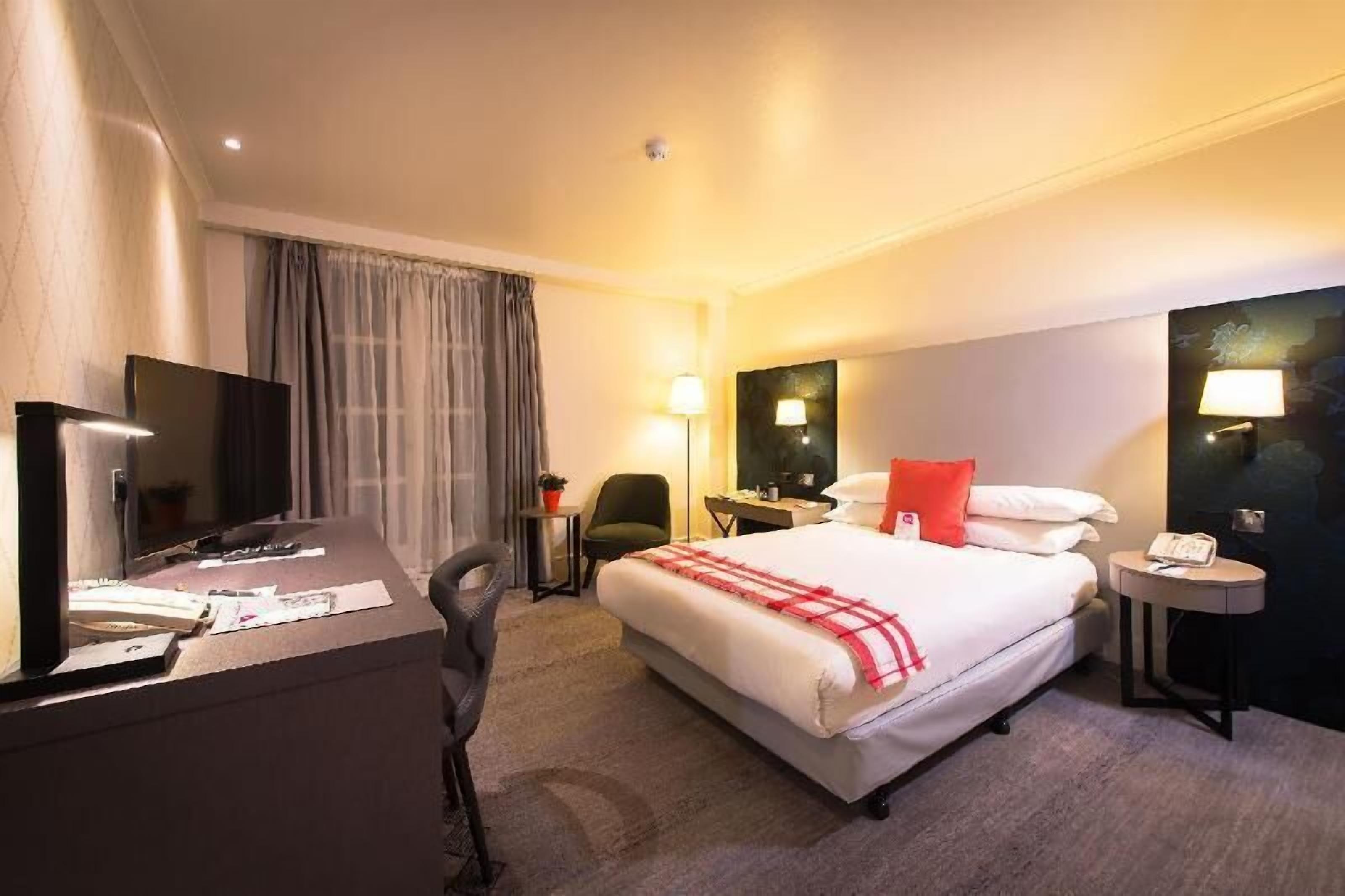 Premium bedding, in-room safe, desk, laptop workspace