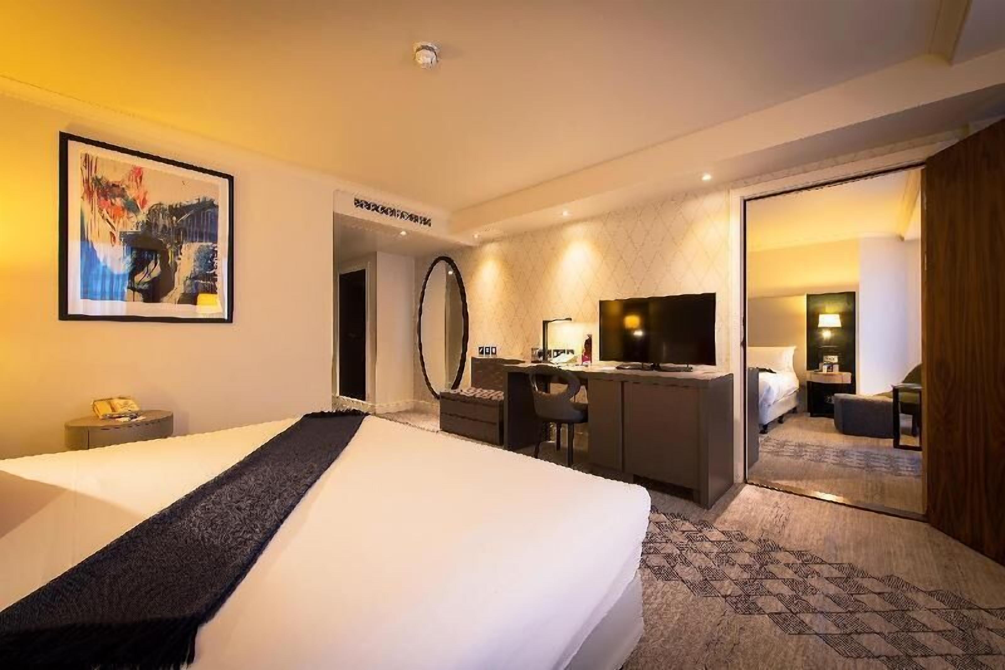 Premium bedding, in-room safe, desk, laptop workspace
