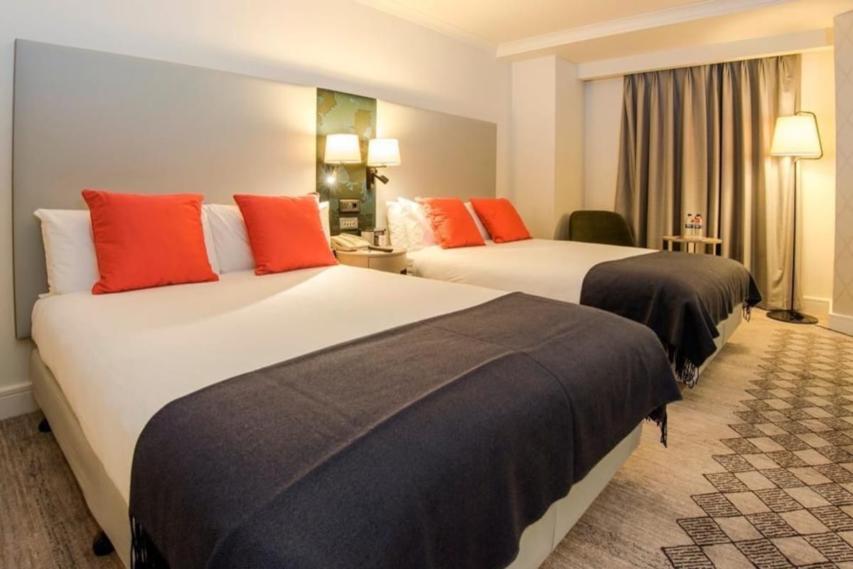 Premium bedding, in-room safe, desk, laptop workspace