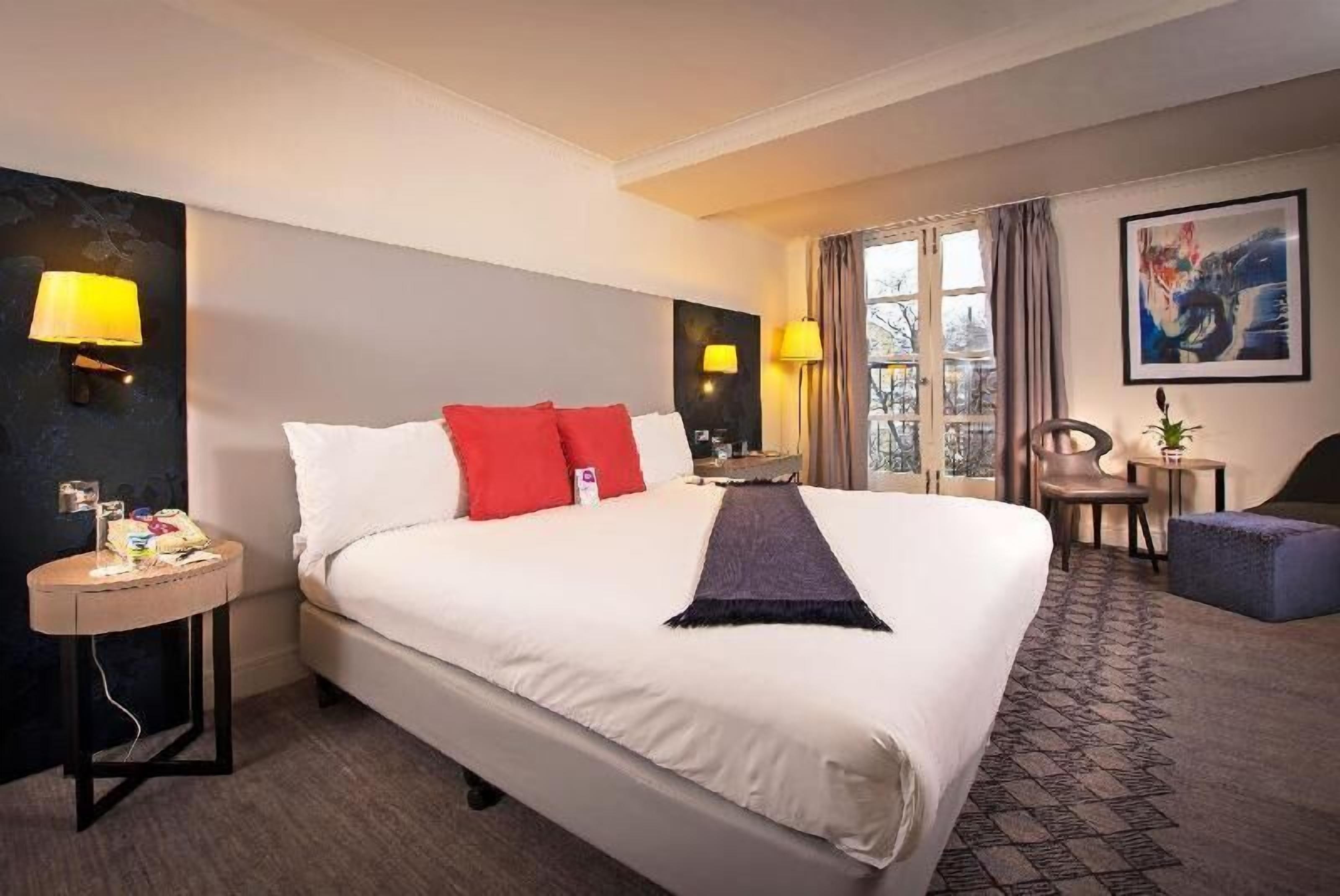 Premium bedding, in-room safe, desk, laptop workspace