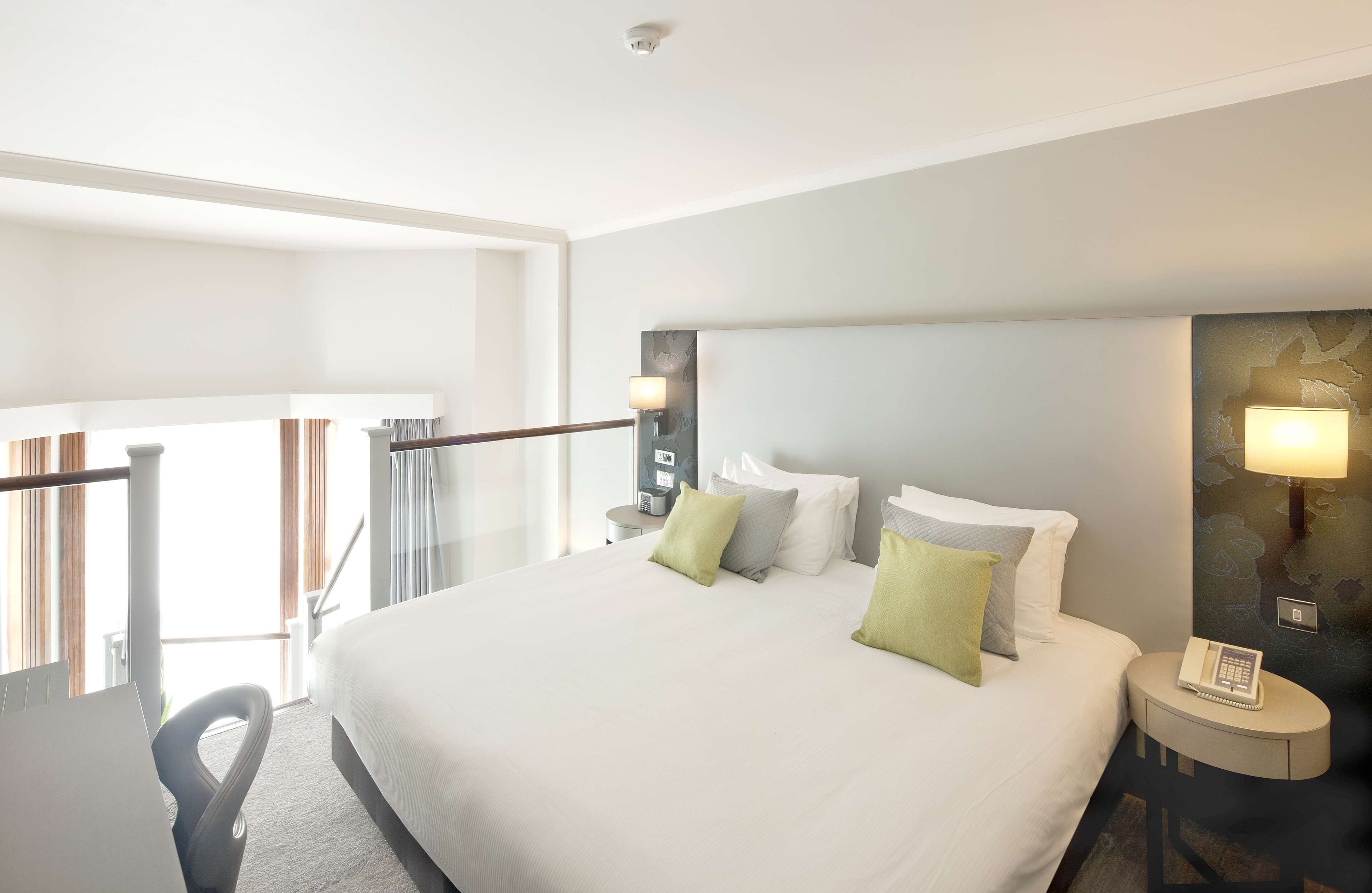 Luxe beddengoed, een kluis op de kamer, een bureau, een laptopwerkplek