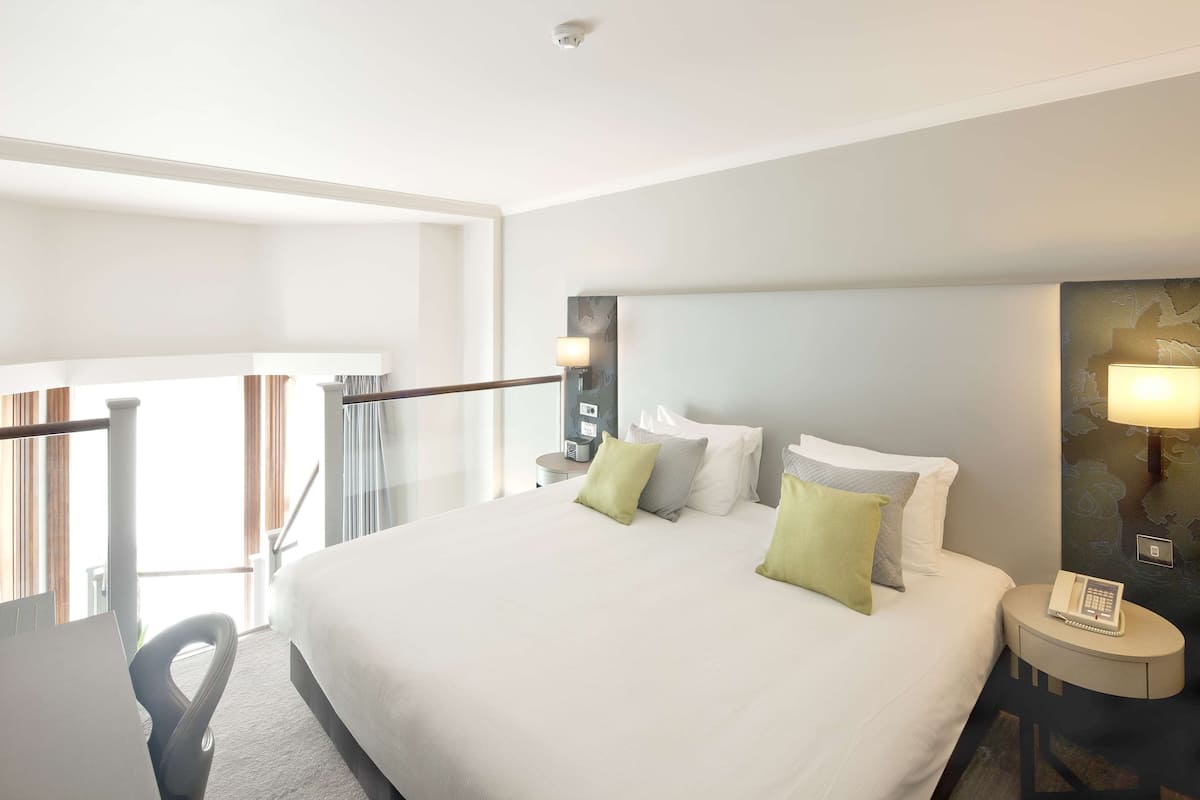 Premium bedding, in-room safe, desk, laptop workspace