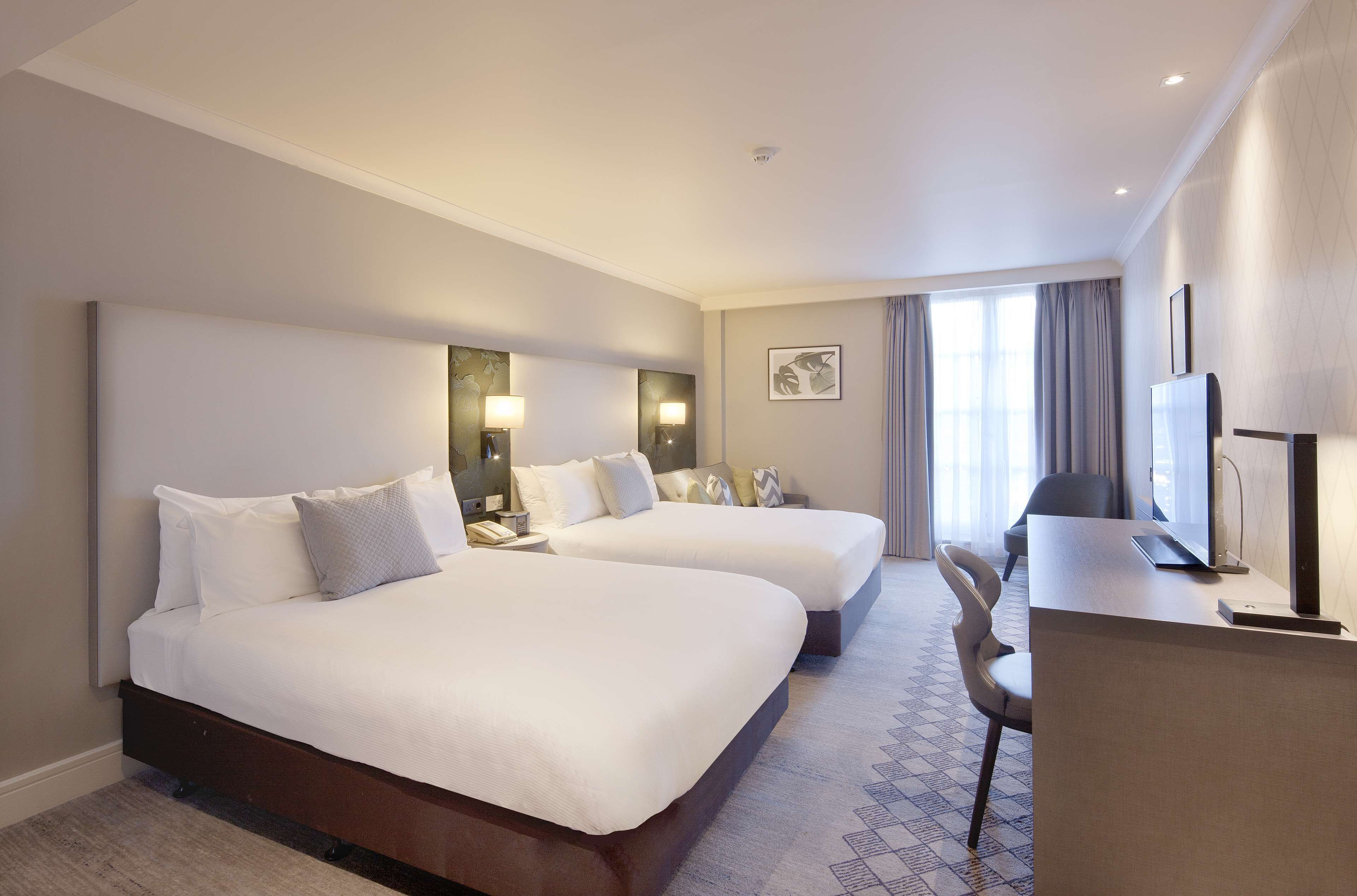 Seprai premium, brankas, meja kerja, dan ruang kerja ramah laptop