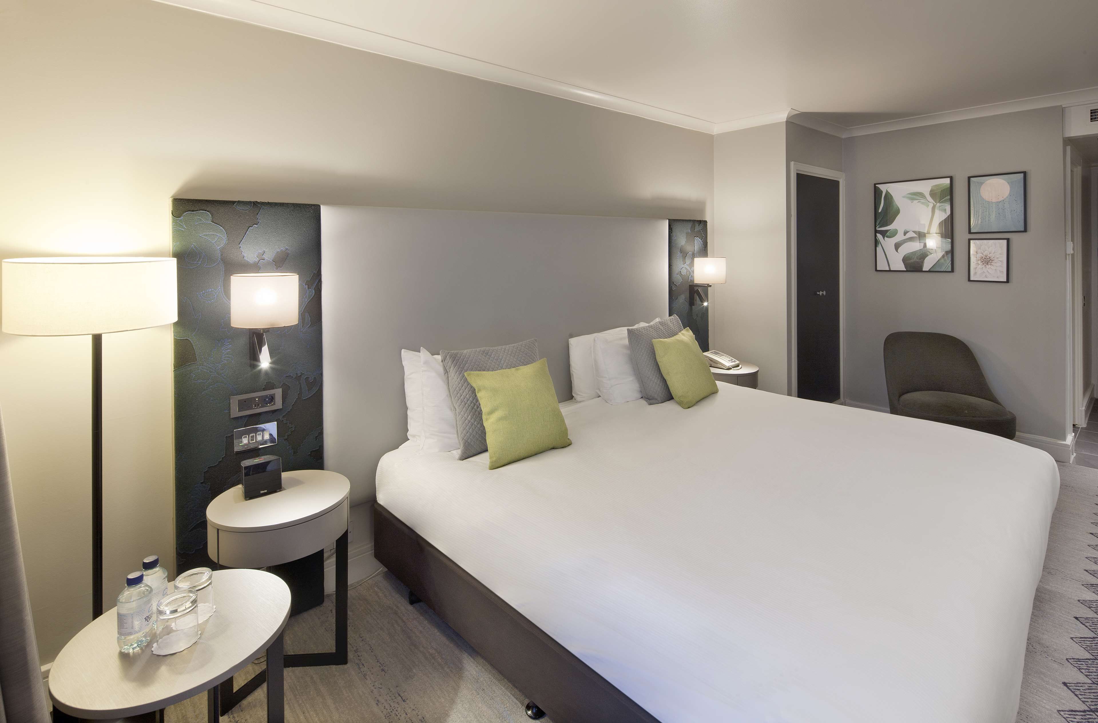 Ropa de cama de alta calidad y caja de seguridad en la habitación 