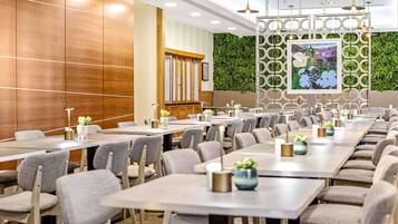 Lunsj og middag serveres