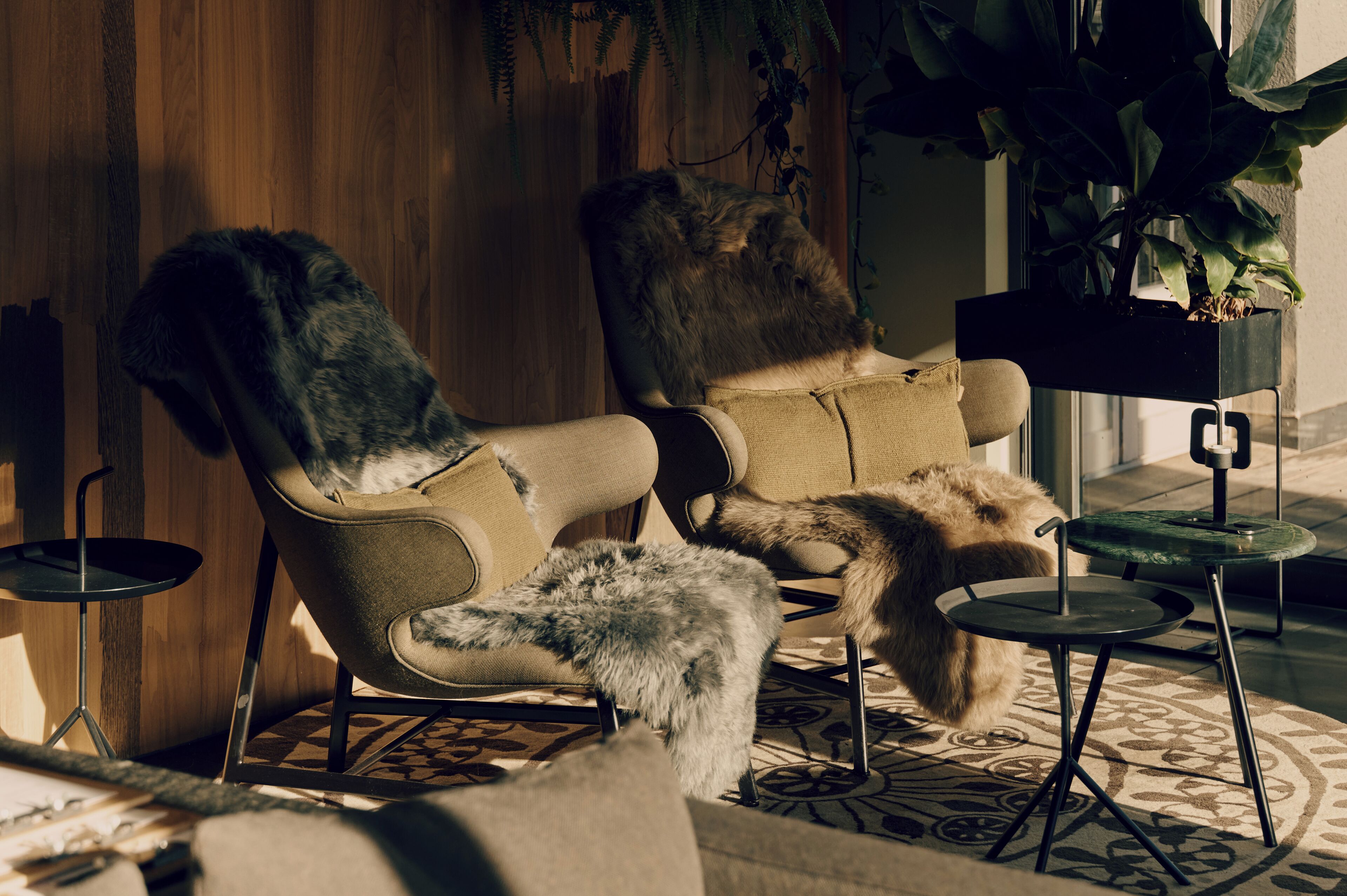 Un salon moderne avec un canapé, un fauteuil et une petite table.