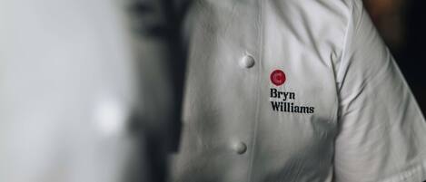 Uniforme de chef con el nombre "Bryan Williams" y un logotipo en el pecho.