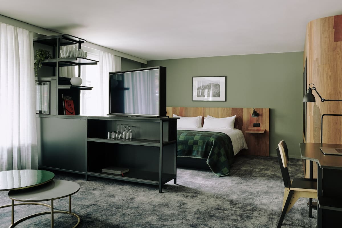 Suite junior | 1 habitación, ropa de cama de alta calidad, edredón y minibar
