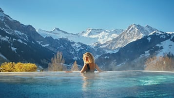 Indendørs pool, udendørs pool, parasoller, liggestole