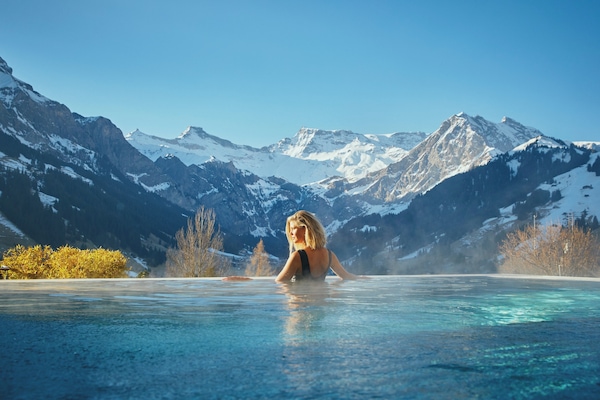 Innenpool, Außenpool, Sonnenschirme, Liegestühle