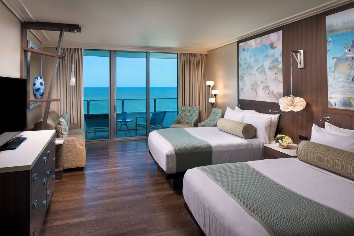 Suite, varias camas, cocina básica (Superior View, Gulf Front) | Ropa de cama de alta calidad, caja fuerte, cortinas opacas