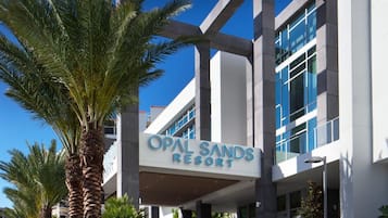 Un edificio moderno con un letrero que dice "OPAL SANDS RESORT".