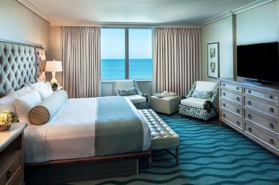 Sengetøy av topp kvalitet, safe på rommet og blendingsgardiner