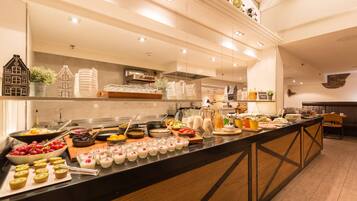 Daily to-go breakfast (EUR 28.50 per person)