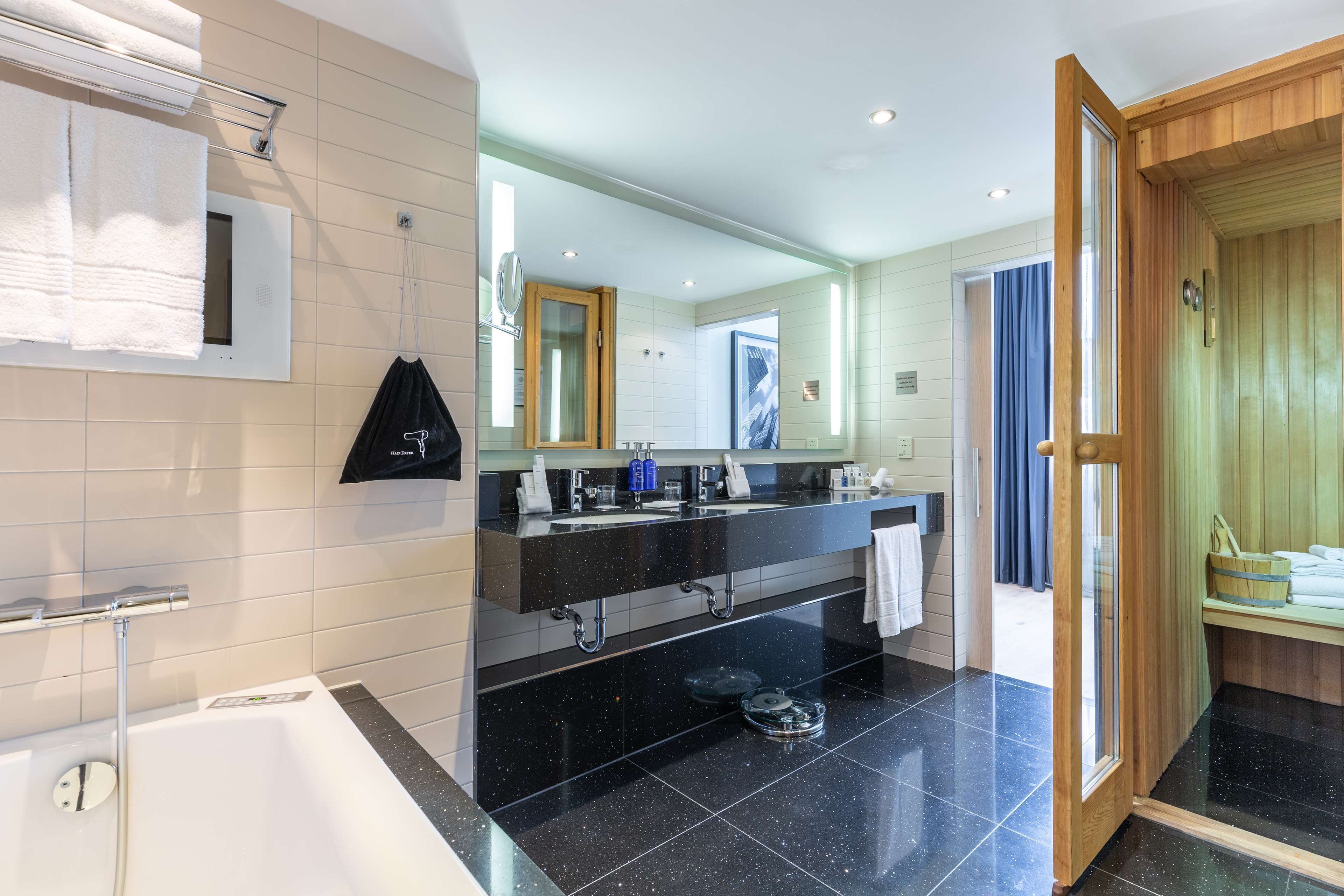 suite, canal view (amsterdam) | bathroom | combined shower/bathtub, eco-friendly toiletries, hair dryer, towels