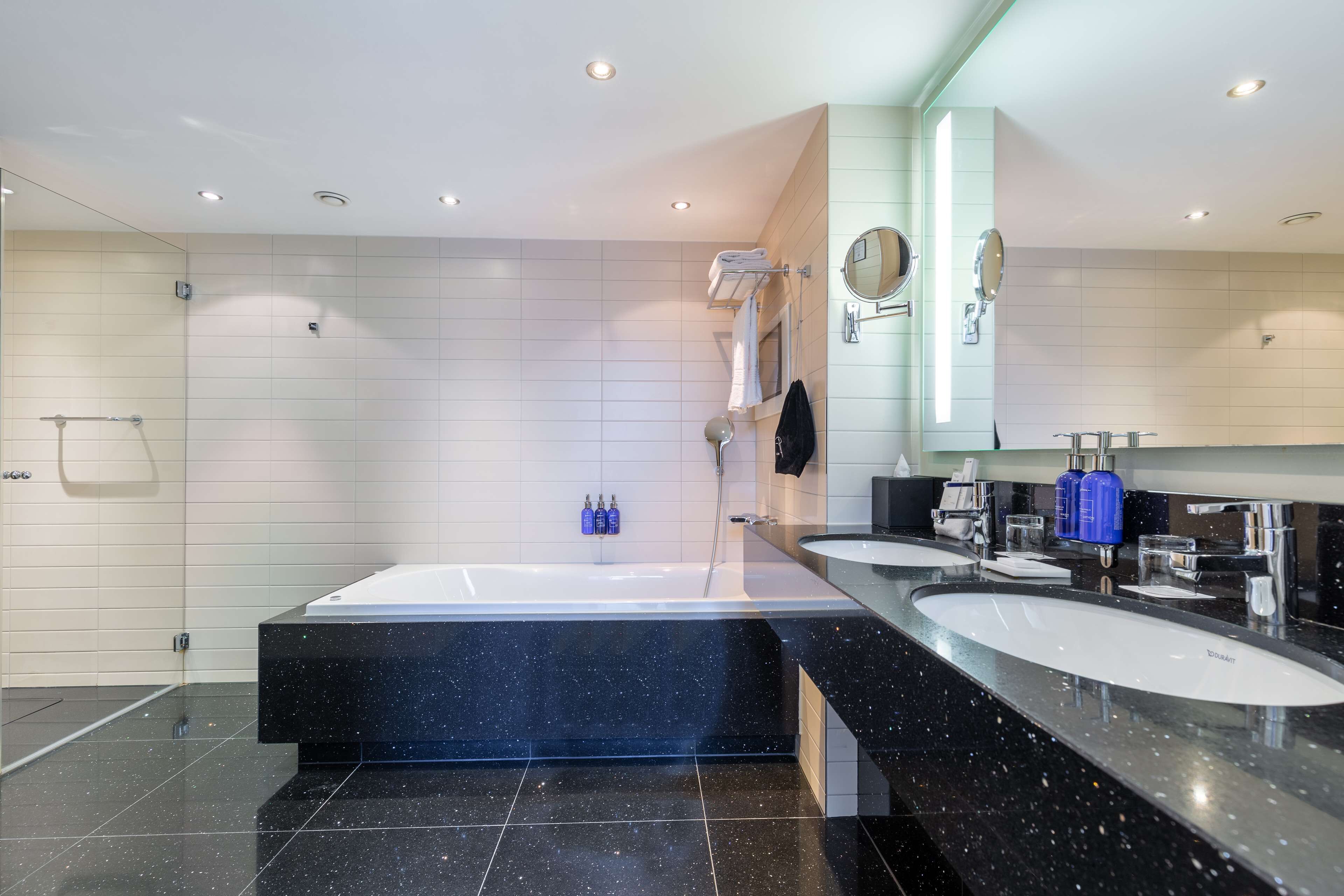 suite, canal view (amsterdam) | bathroom | combined shower/bathtub, eco-friendly toiletries, hair dryer, towels