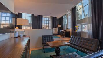 Phòng Suite, quang cảnh kênh (Amsterdam) | Minibar, két bảo mật tại phòng, bàn