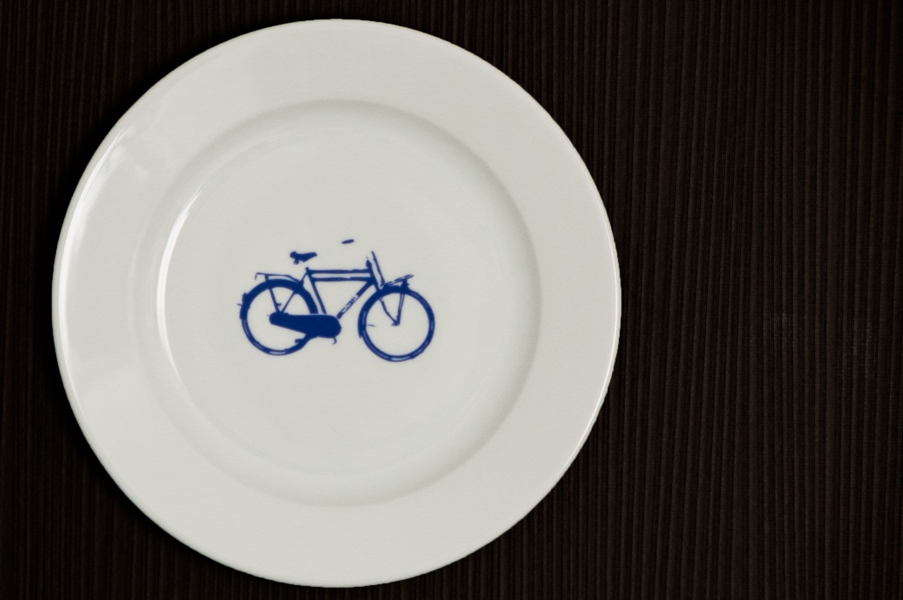 Un plato blanco con un símbolo de bicicleta azul.