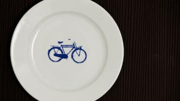 Un plato blanco con un símbolo de bicicleta azul.