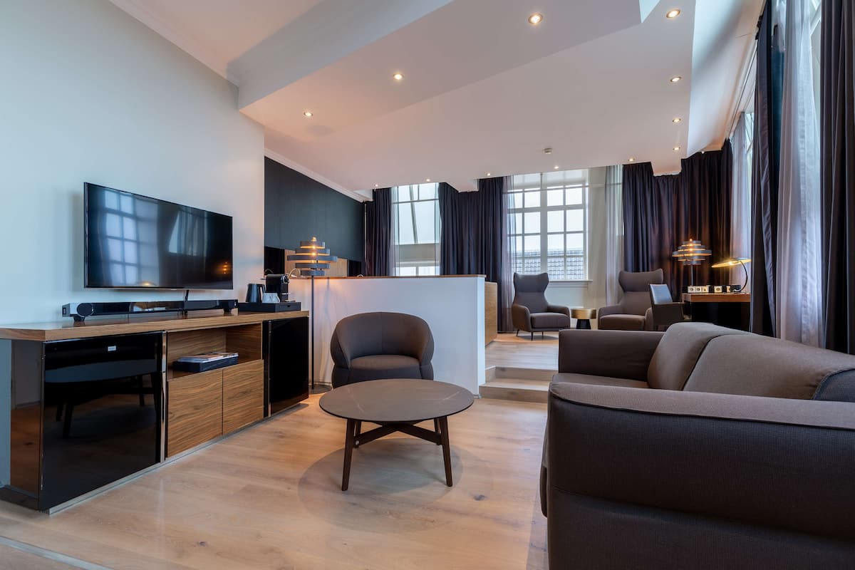 Suite, vista al canal (Amsterdam) | 1 habitación, minibar, caja de seguridad en la habitación y escritorio