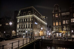 Fachada de la propiedad por la tarde o noche