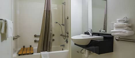 Combined shower/tub, towels
