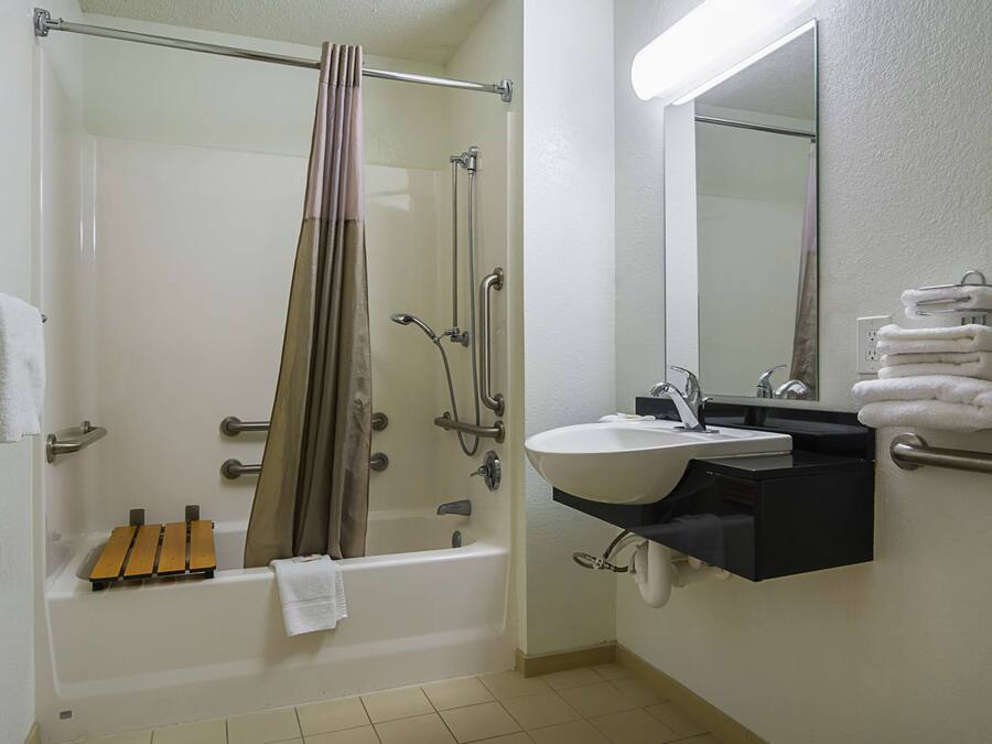 Ducha y bañera combinadas y toallas