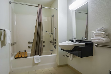 Combined shower/bathtub, towels. Motel 6 Tucker, GA - Atlanta Northeast