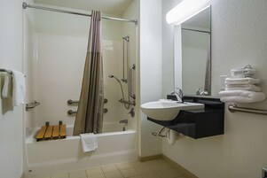 Combined shower/tub, towels