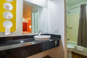 Combined shower/tub, towels