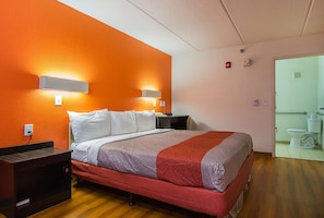 Escritorio, espacio para trabajar con laptop y wifi gratis 