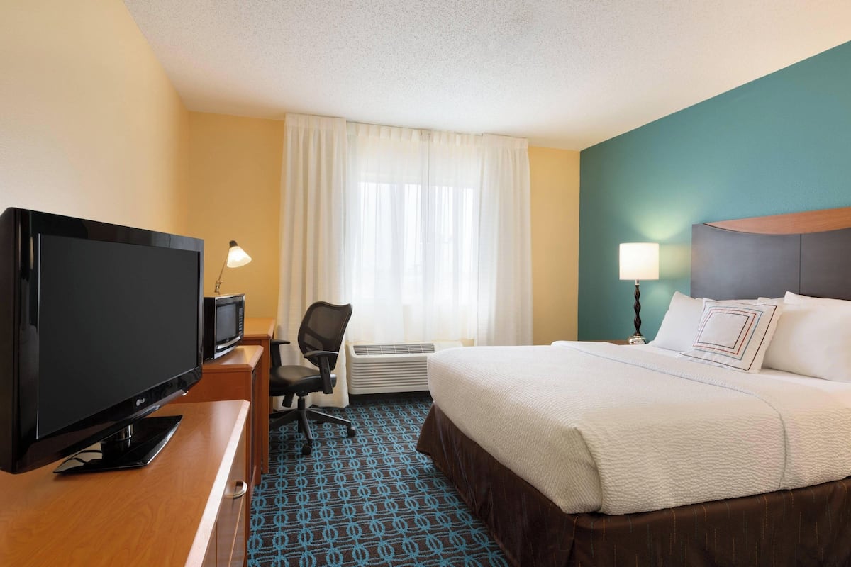 Room, 1 Queen Bed | Premium bedding, desk, laptop workspace, blackout curtains