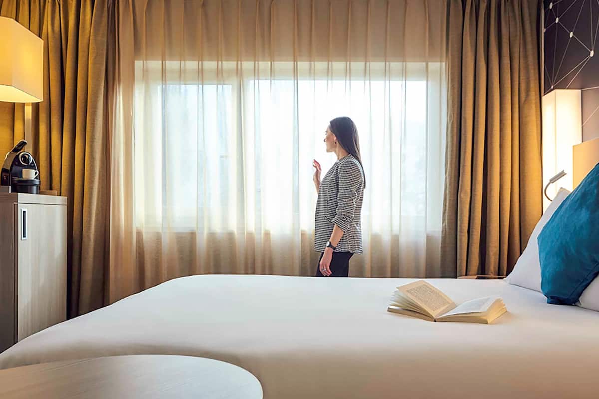 Peralatan tempat tidur premium, peti besi dalam bilik, meja