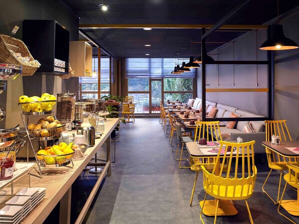 Aperto a colazione, pranzo e cena, cucina francese 