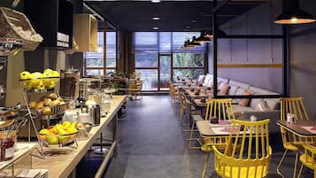 Petit déjeuner, déjeuner et dîner servis sur place
