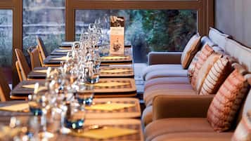 Melayani sarapan, makan siang, makan malam; sajian masakan Prancis