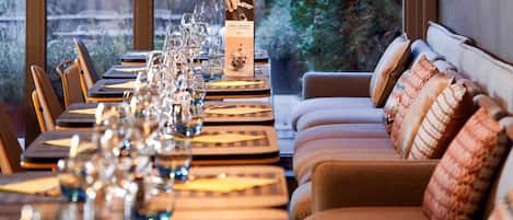 Serveert ontbijt, lunch, diner, Franse gerechten