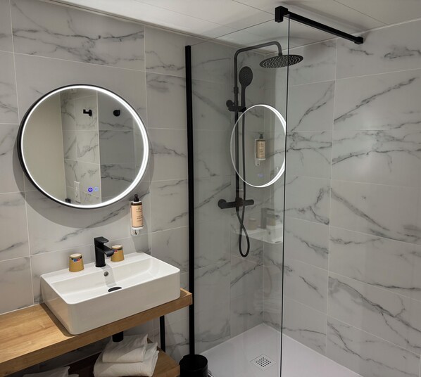 Douche, articles de toilette écologiques, sèche-cheveux