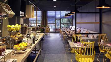 Serveert ontbijt, lunch, diner, Franse gerechten