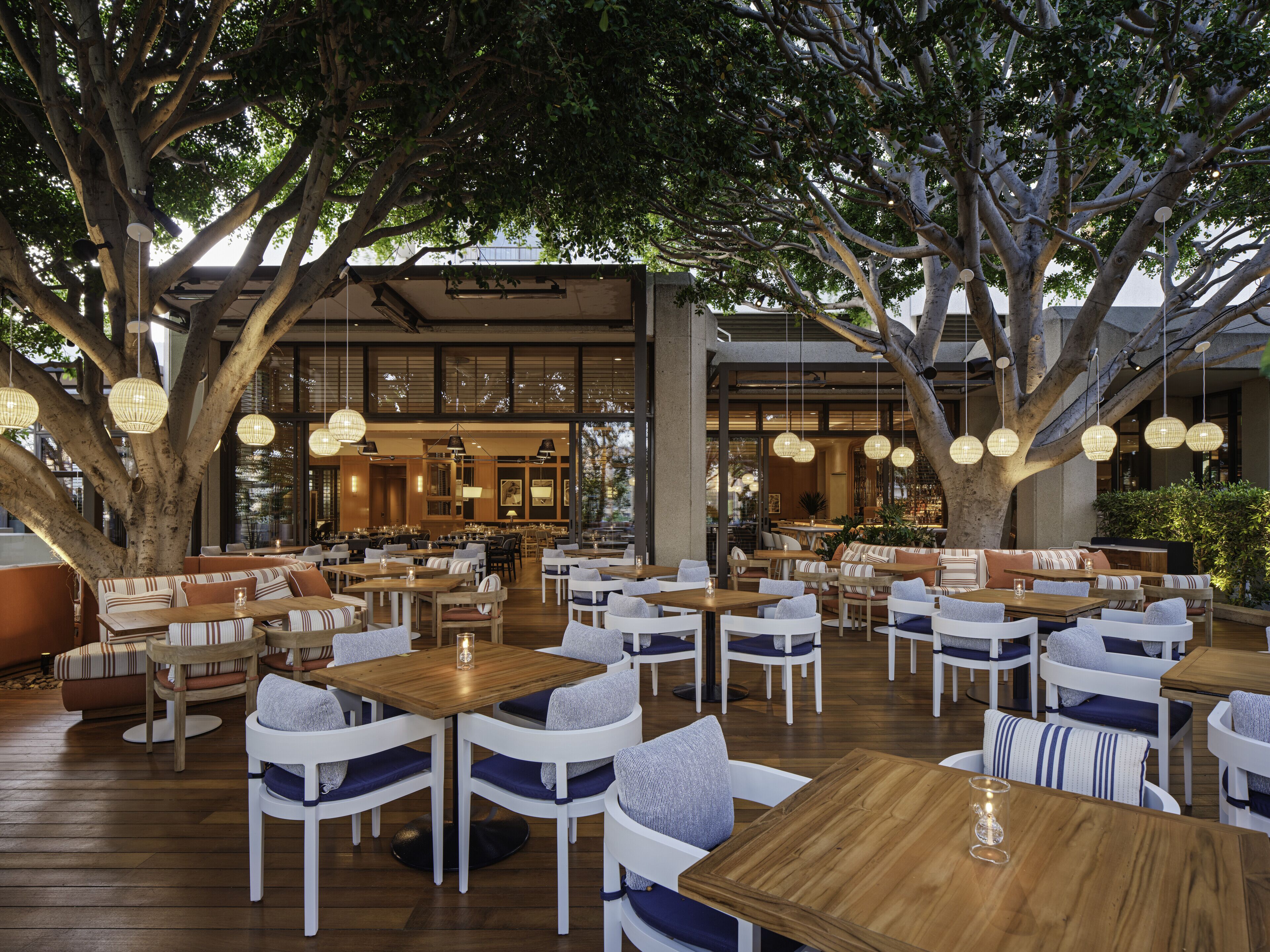 Se sirven desayunos, comidas y cocina americana con vista al jardín