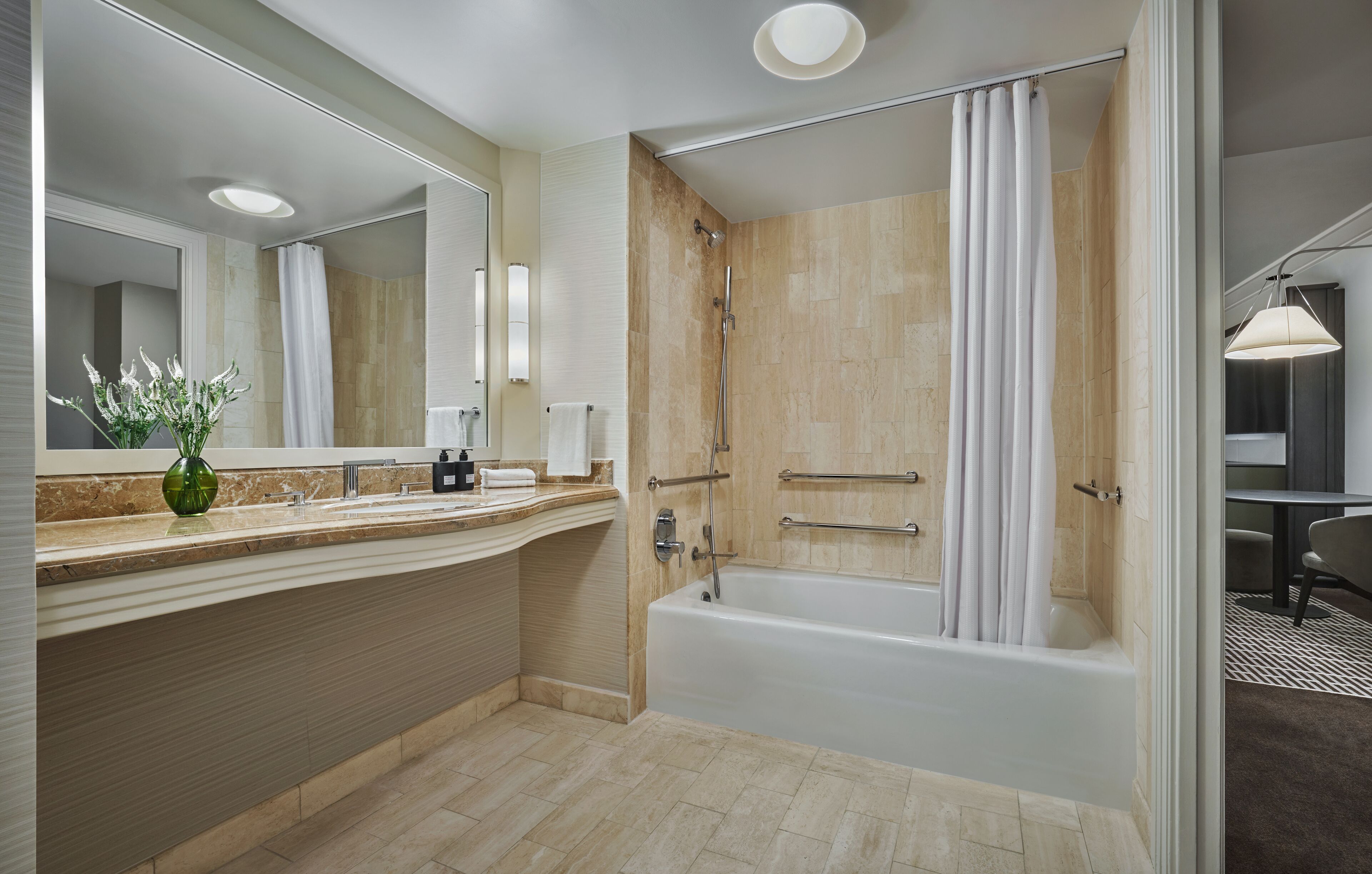 Un baño moderno con bañera, ducha y tocador.
