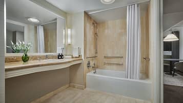Un baño moderno con bañera, ducha y tocador.