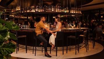 Bar Ă cocktails, restauration en plein air, ouvert tous les jours