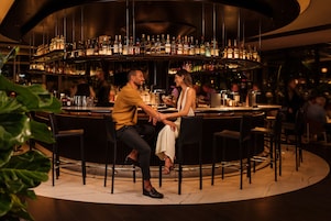 Bar de cocktails, con mesas al aire libre, abre todos los días